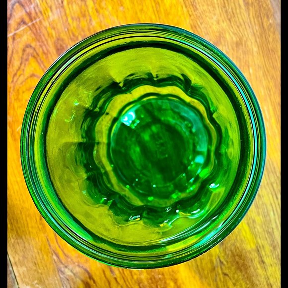 ▪️VTG▪️Curved Beveled Green Glass Vase - Picture 4 of 5